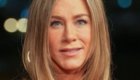 Jennifer Aniston, total look effetto nude e gambe al top