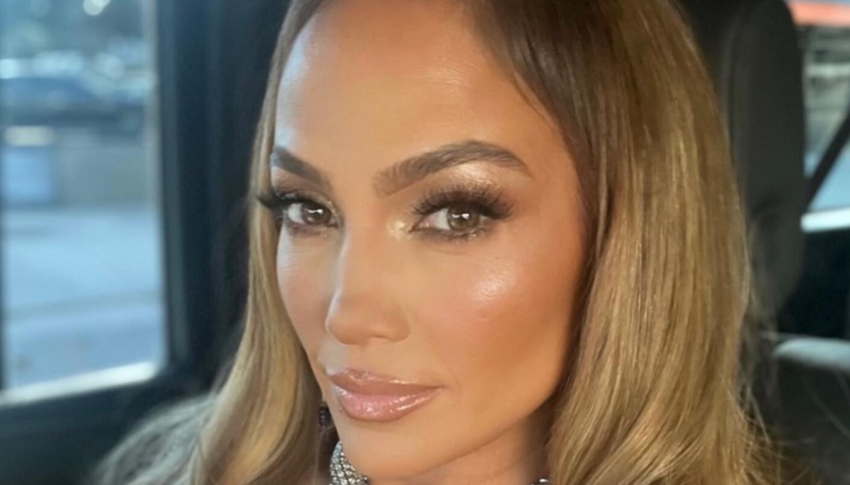 Jennifer Lopez posa nuda a 53 anni: i segreti di un corpo perfetto