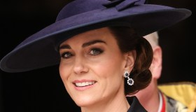 Kate Middleton, look effetto corsetto da 3.570 euro e colpo di vento birichino