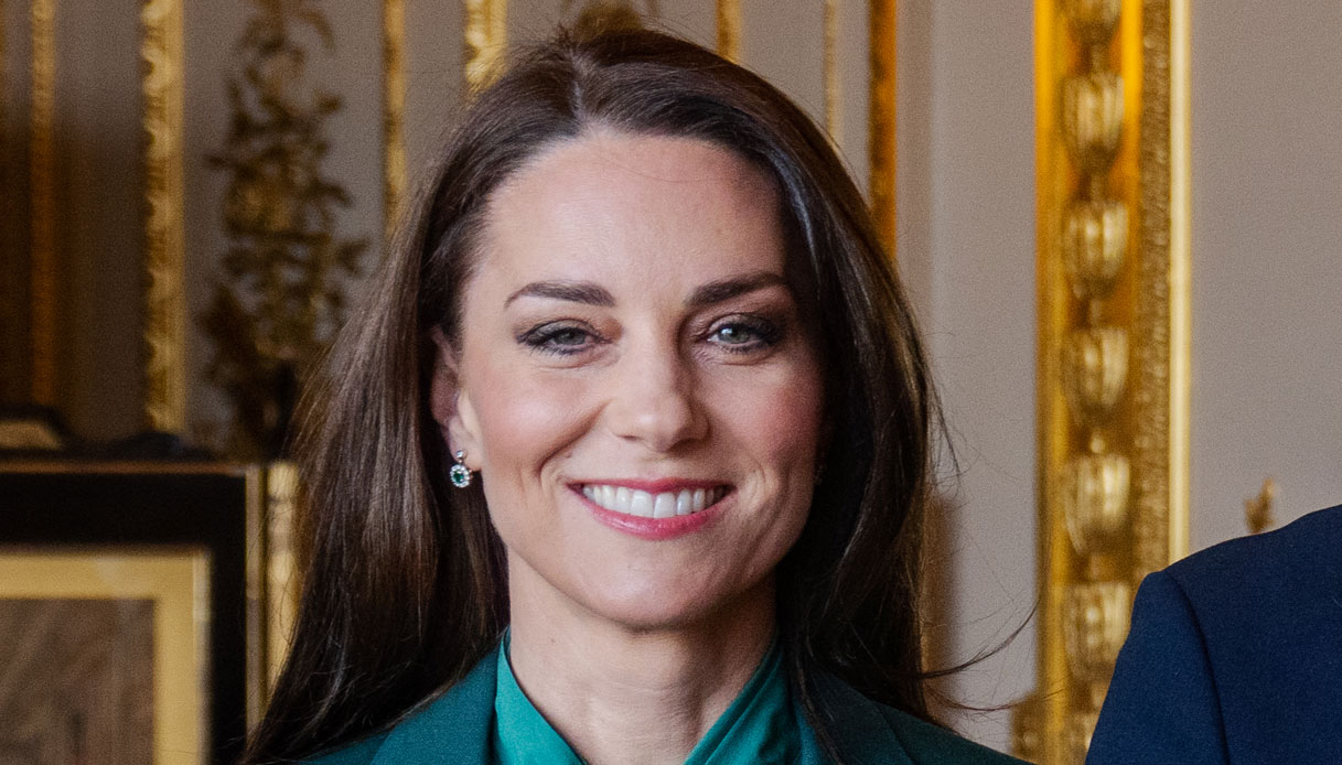 Kate Middleton, giacca da 1.566 euro e camicia col fiocco. Errore incomprensibile