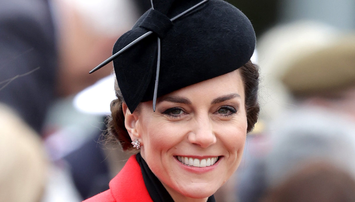 Kate Middleton mozzafiato: cappotto rosso fuoco da 3.363 euro e salto mortale