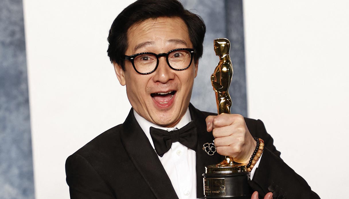 Ke Huy Quan riceve l'Oscar come migliore attore non protagonista