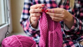 Il lavoro a maglia fa bene al cuore, alla mente e all’anima. E diventa terapia negli ospedali