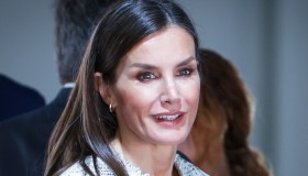 Letizia di Spagna, la giacca in tweed da 149 euro che ringiovanisce di 10 anni