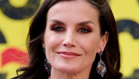 Letizia di Spagna, abito con spacco frontale e dettagli nude