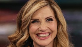 Lorella Cuccarini, copertina in lingerie nera a 57 anni. “Il declino si combatte”