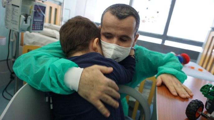 Dona un polmone a suo figlio e gli salva la vita: la storia ha commosso l’Italia