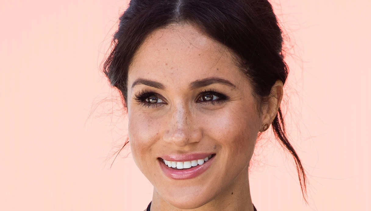 Meghan Markle torna in pubblico con un look total black. Ma l’errore non sfugge