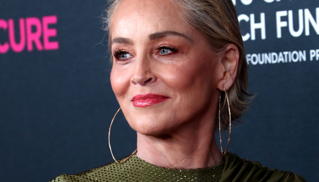 Sharon Stone, emblema di resilienza: splende sul red carpet con l’abito alla greca