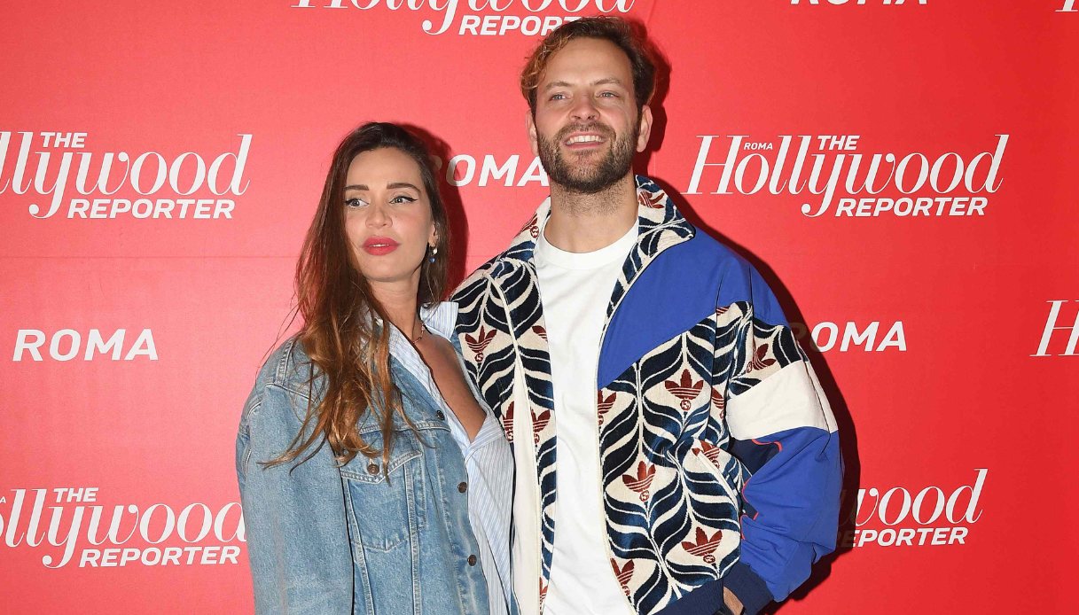 Alessandro Borghi e Irene Forti, svolta casual sul red carpet: il total denim premaman che sta bene a tutte