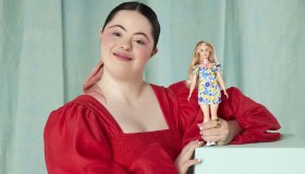Ellie Goldstein celebra la prima Barbie con la sindrome di Down