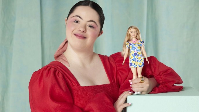 Ellie Goldstein celebra la prima Barbie con la sindrome di Down