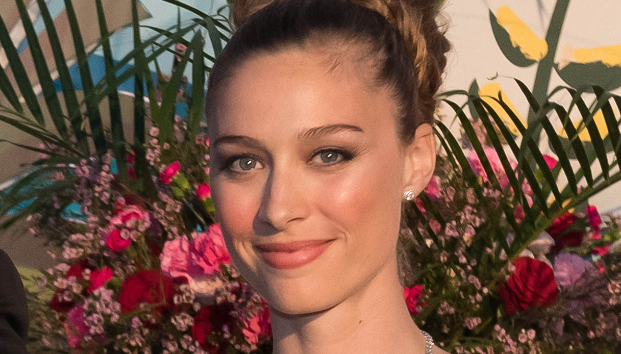 Beatrice Borromeo, il crop top viola è un sogno