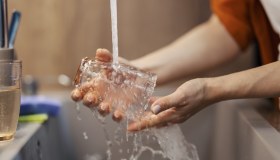Bicchieri, come togliere il cattivo odore dopo il lavaggio a mano