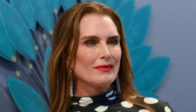 Brooke Shields a 57 anni è la regina dei maxi pois