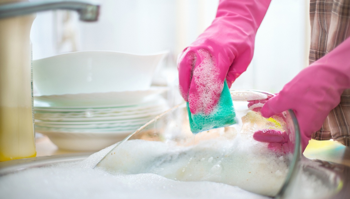 Lavare i piatti con la candeggina, cosa succede: rischi e alternative