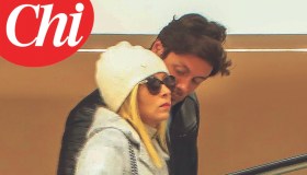 Giorgia Meloni, shopping con bacio ad Andrea Giambruno