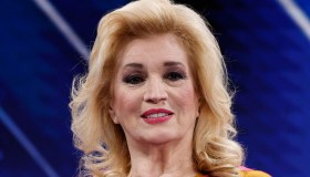 Iva Zanicchi, brutta caduta dalle scale: immobile a letto si sfoga su Instagram