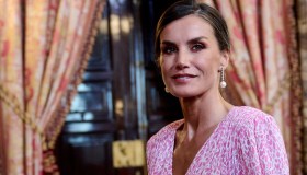 Letizia di Spagna, abito Siviglia con drappeggio strategico: l’omaggio alle giovanissime