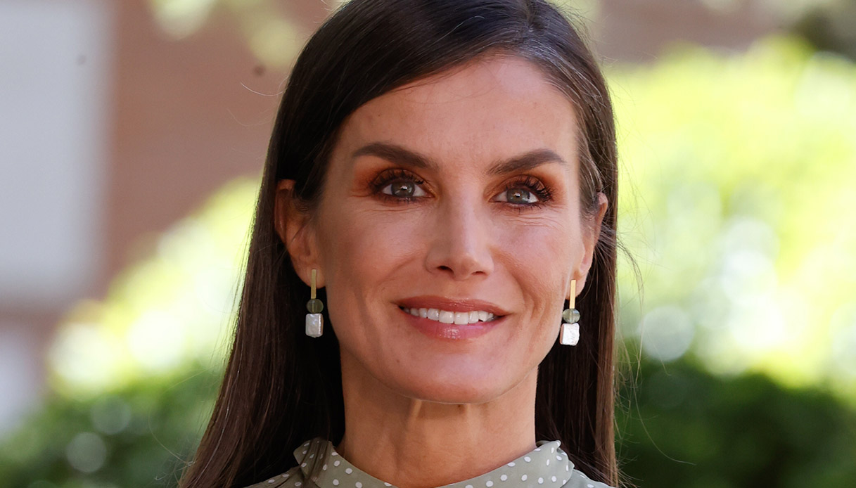 Letizia di Spagna osa con l’abito di chiffon e le scarpe “rubate” a Leonor