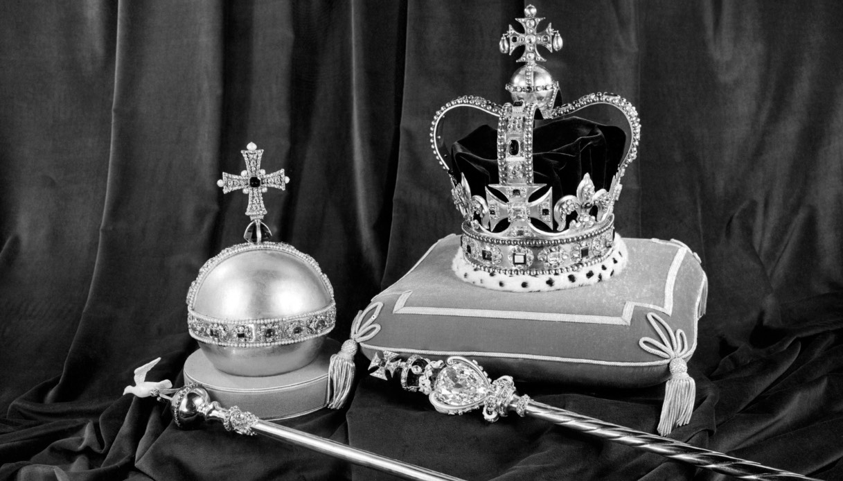 Corona, scettri e globo dell'incoronazione della Famiglia Reale d'Inghilterra