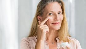 Peeling viso over 50: i migliori prodotti da acquistare adesso