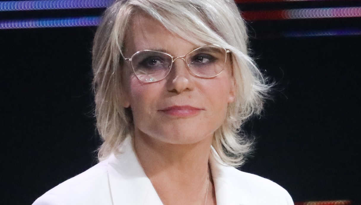 Serale di “Amici”, slitta la finale: la decisione di Maria De Filippi
