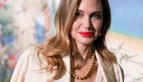 Angelina Jolie bella come una sposa col figlio Maddox alla Casa Bianca