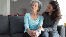 Invecchiando diventiamo brontoloni: ecco i motivi secondo la scienza