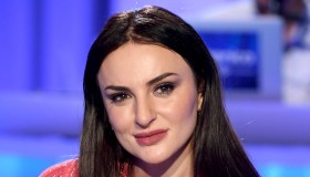 Serale di “Amici”, scoppia la polemica: Arisa critica le scelte di Lorella Cuccarini