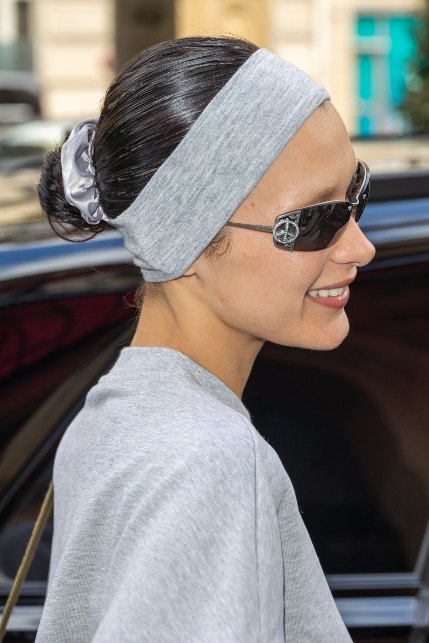 Bella Hadid con occhiali da sole e capelli raccolti in uno chignon basso e fascia