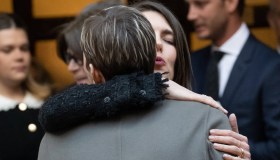 Charlene di Monaco è incinta: la pancia si vede e il bacio con Charlotte dice tutto