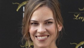 Hilary Swank mamma a 48 anni: la prima foto dei gemelli su Instagram