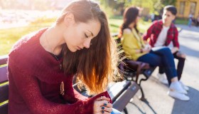 Ecco perché l’invidia sociale nuoce gravemente all’autostima. E alla felicità