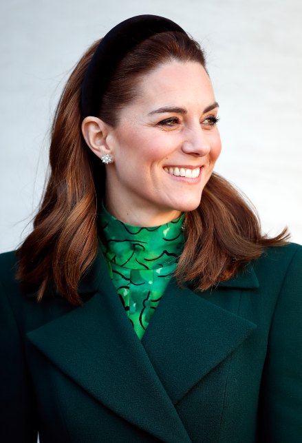 Kate Middleton con abito a dolcevita verde brillante e cappotto verde scuro, e cerchietto di velluto verdone imbottito