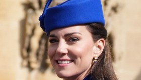 Kate Middleton rilancia il cappotto blu elettrico e salva Re Carlo dall’imbarazzo