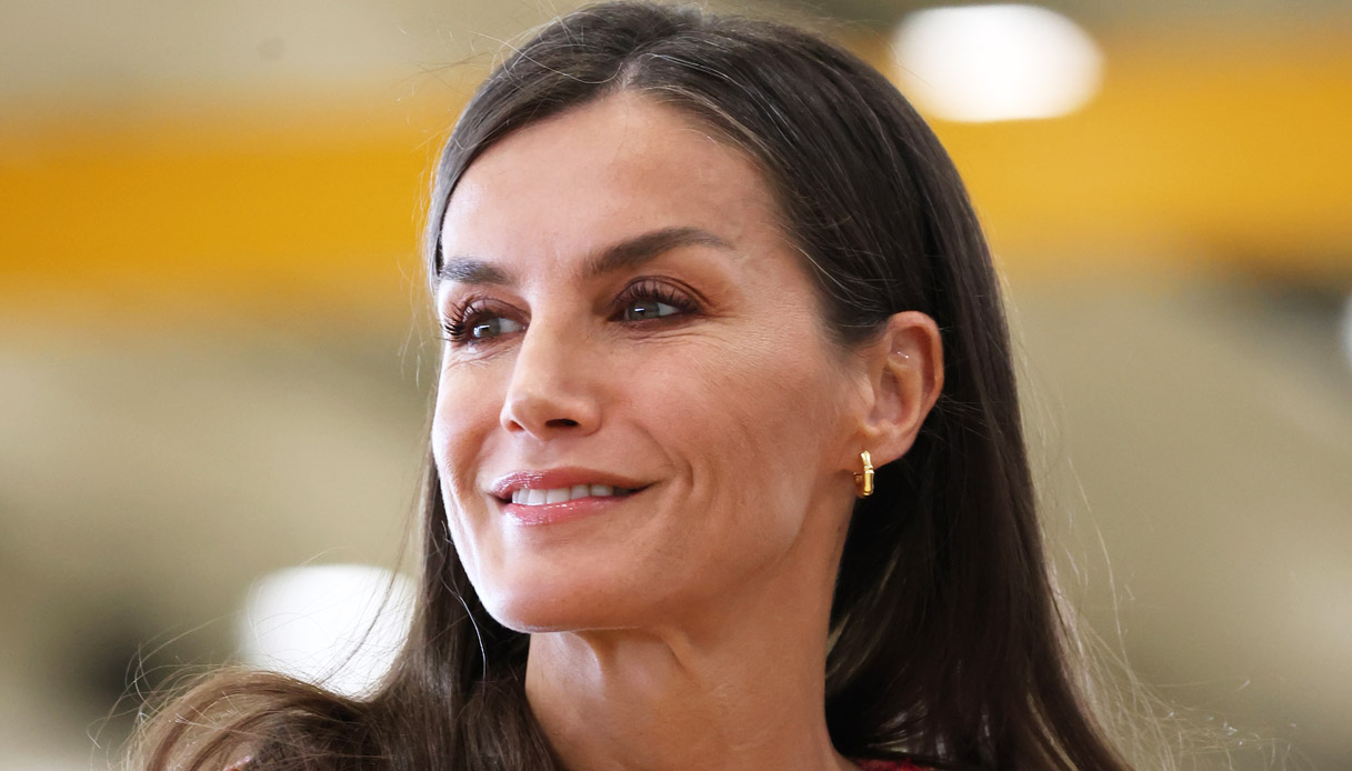 Letizia di Spagna, la giacca in tweed da 390 euro che fa invidia a Charlotte Casiraghi