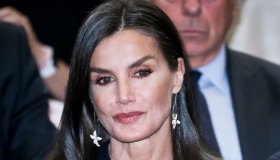 Letizia di Spagna, l’abito troppo trasparente svela la lingerie