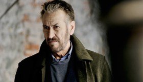 Marco Giallini come Rocco Schiavone: “Vivo accanto a mia moglie morta da 12 anni”