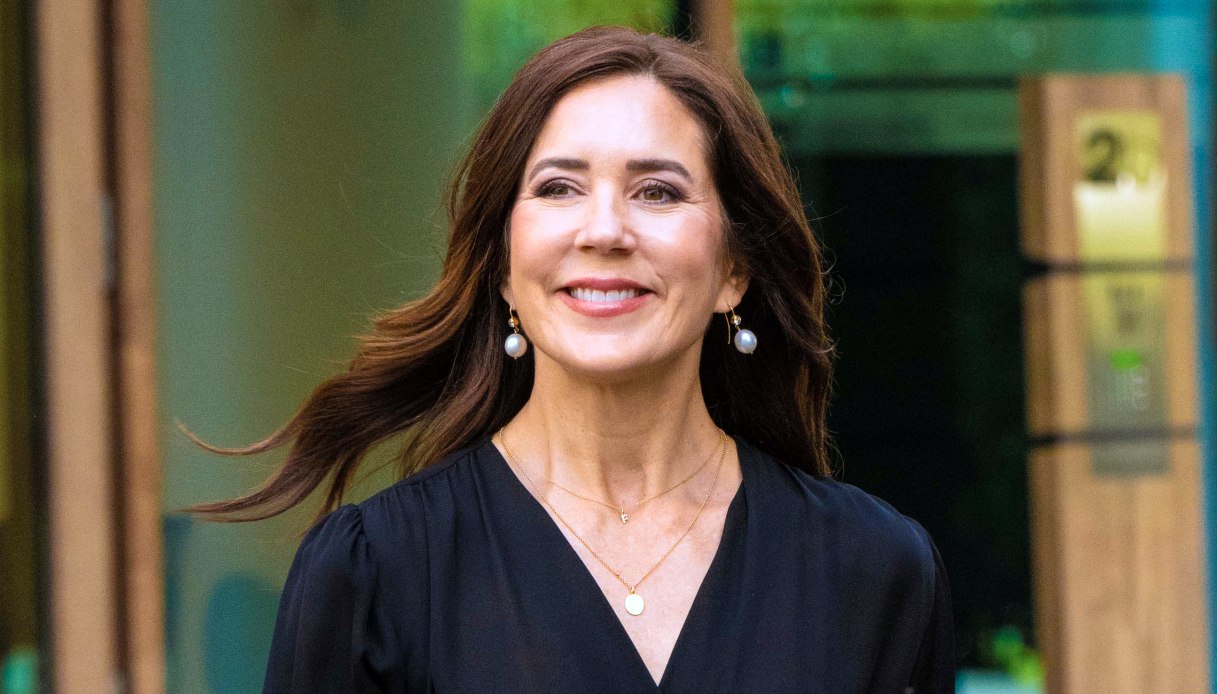 Mary di Danimarca al Fuorisalone 2023 con il perfetto look da giorno