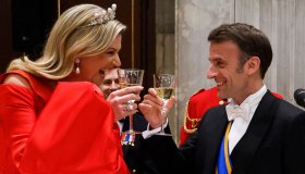 Maxima d’Olanda seduce Macron: effetto nude e abito spettacolare