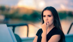 Se mi fai soffrire, ti allontano. Perché preferisco essere sola che “male accompagnata”