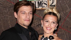 Millie Bobby Brown si sposa: le foto con l’anello e il fidanzato Jake Bongiovi