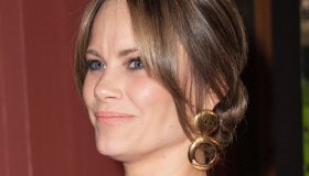 Sofia di Svezia osa coi colori: completo in cashmere e clutch da 2.000 euro