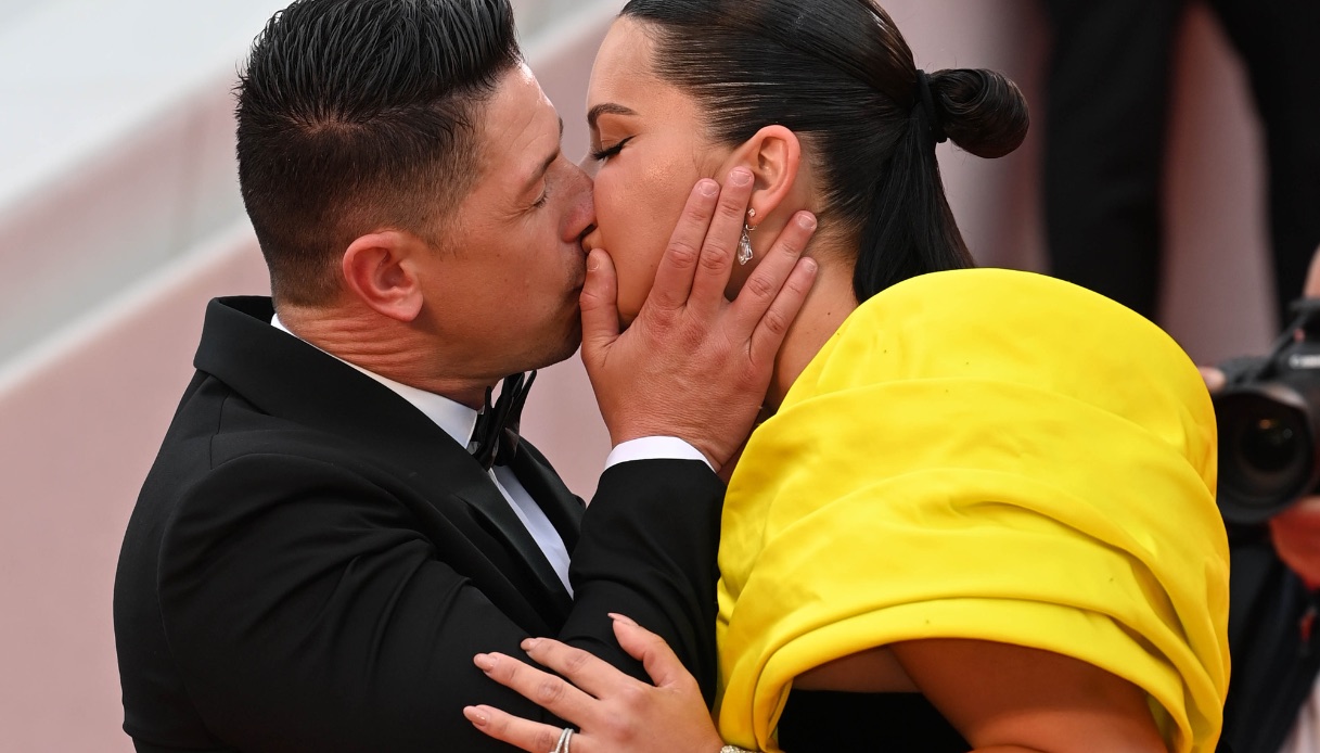 Adriana Lima, il bacio più appassionato di Cannes 2023