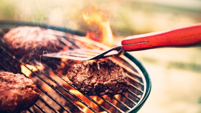 Barbecue da tavolo: la soluzione geniale per grigliate senza fumo (anche per chi non ha terrazzo e giardino)