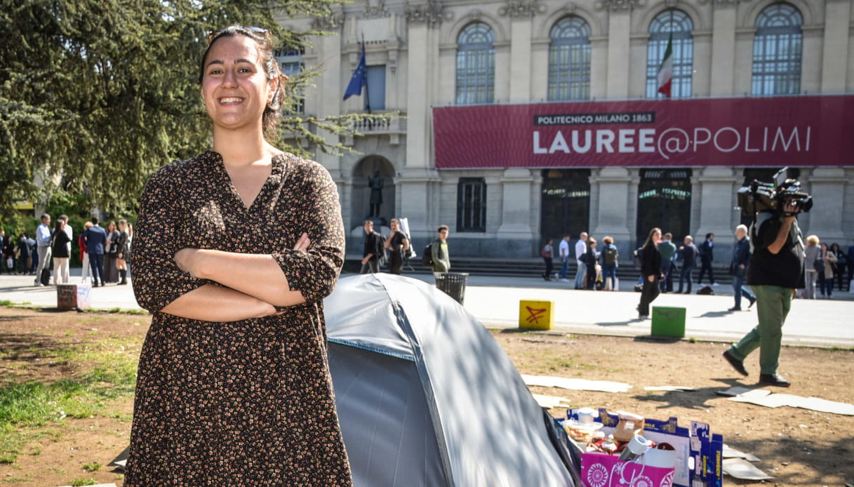 Caro affitti, la studentessa Ilaria Lumera a Milano fuori dalla tenda piantata per protesta