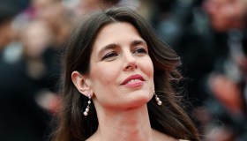 Charlotte, occhi tutti per lei al Gran Premio di Monaco. Charlene sottotono con l’abito tunica