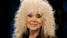 Donatella Rettore si confessa a “Da noi…a ruota libera”: “Fermai un aereo in decollo”