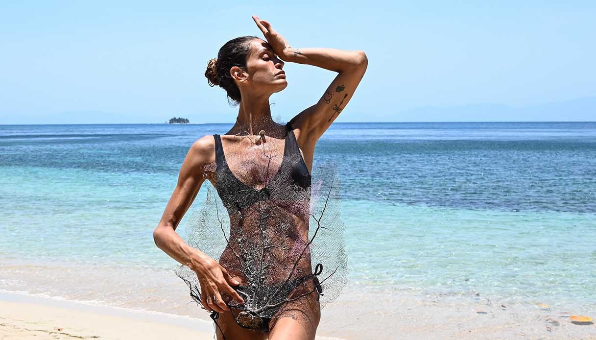 “Isola dei Famosi”, sfilata di moda sulla spiaggia: naufraghe tra sensualità e trasparenze